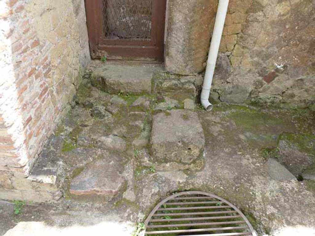 V. 10, Herculaneum, May 2010. North-east corner of shop.